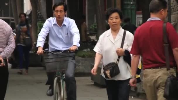 中国北京市の路上で自転車に乗る男. — ストック動画