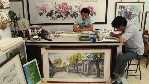 Människor måla traditionella fans i en verkstad i Beijing, Kina. — Stockvideo