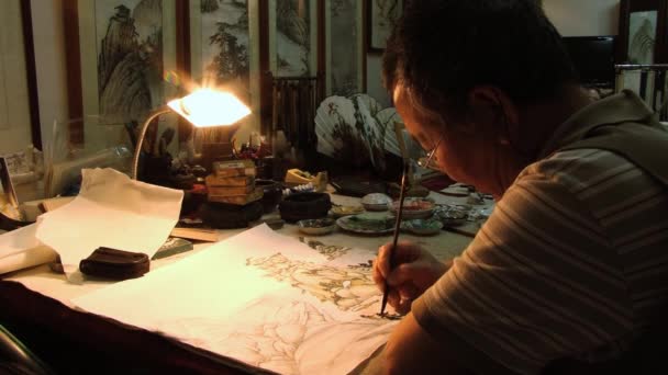 Homem realiza pintura tradicional em uma oficina em Pequim, China . — Vídeo de Stock