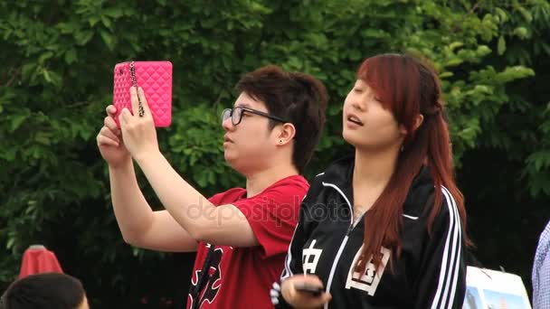 As pessoas tiram fotos com smartphones visitando o pagode Big Wild Goose em Xian, China . — Vídeo de Stock