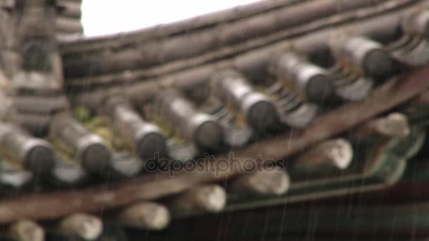 Vista al techo chino tradicional bajo la lluvia en Xian, China . — Vídeo de stock