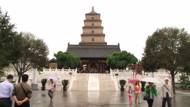 Lidé navštíví velké divoké husy pagoda v Xian, Čína. — Stock video
