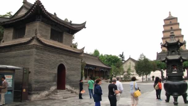 Люди відвідують до велика пагода диких гусей в Сіань, Китай. — стокове відео