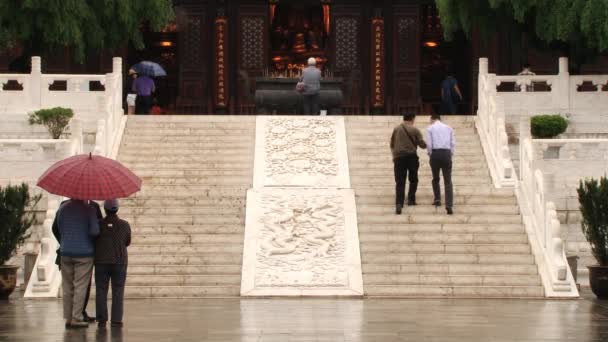 Туристи відвідують до велика пагода диких гусей в Сіань, Китай. — стокове відео