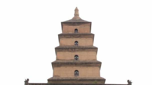 Tourists visit the Big Wild Goose pagoda in Xian, China. — Stock Video