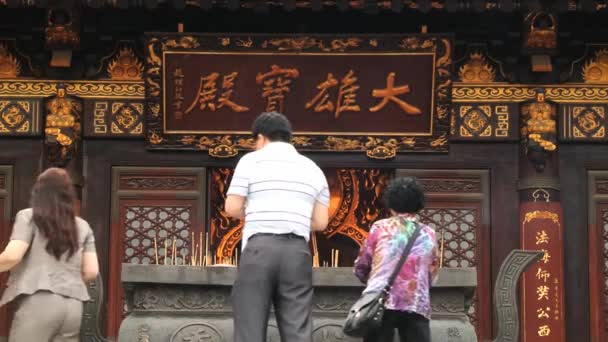 Люди молятся в пагоде Большого Дикого Гуся в Сиань, Китай . — стоковое видео