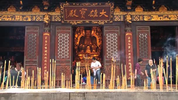 Люди моляться в на велика пагода диких гусей в Сіань, Китай. — стокове відео