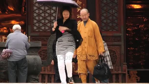 Люди посещают пагоду Большого Дикого Гуся в Сиань, Китай . — стоковое видео