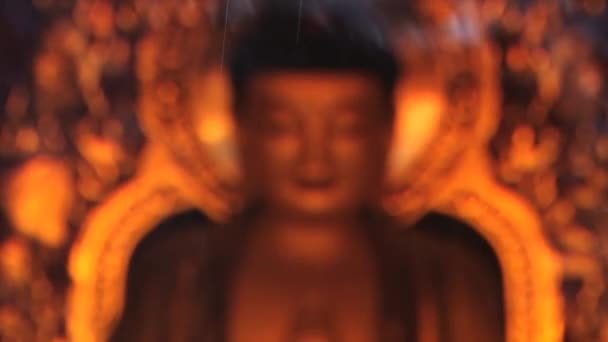 ภาพพระพุทธรูปผ่านควันจากเครื่องหอมที่เผาไหม้ที่เจดีย์ห่านป่าใหญ่ในเซียน ประเทศจีน . — วีดีโอสต็อก