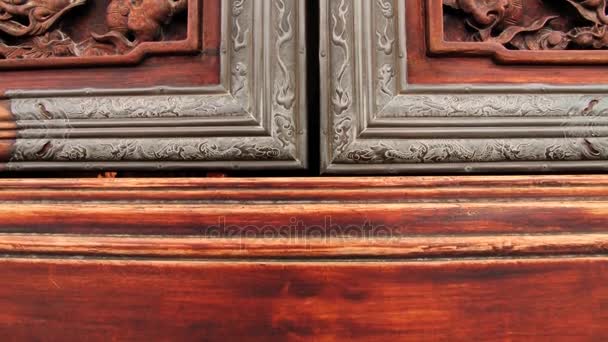 Exterior of the wooden carved door at the Big Wild Goose pagoda in Xian, China. — Stock Video