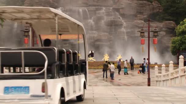 La gente visita la cascada en el jardín Datang Furong en Xian, China . — Vídeos de Stock