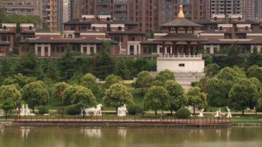 Xian, Çin Datang Furong bahçesinden karşıda şehrin modern konut binalar için göster.