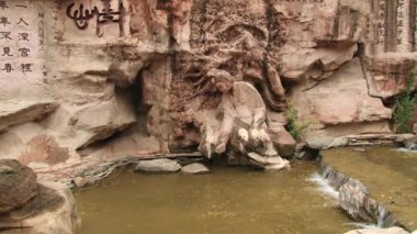 Şelale ve anıt Xian, China Datang Furong bahçesinde görüntülemek.