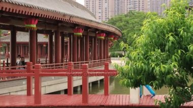İnsanlar geleneksel tarzı Xian, China Datang Furong bahçesinde binasında ziyaret.