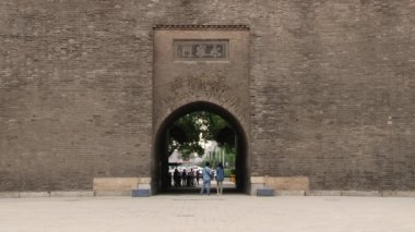 Xian, Çin Seddi kapısı için insanlar girin.