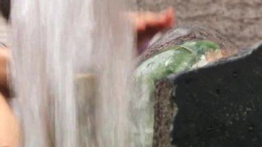 Asya turist Xian, Çin'Huaqing Kaplıcalar su ellerinizi yıkayın.