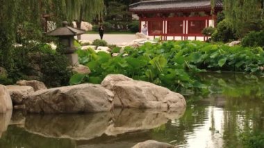  Ünlü Huaqing Kaplıcalar Xian, Çin için gölette için görüntüleyin.