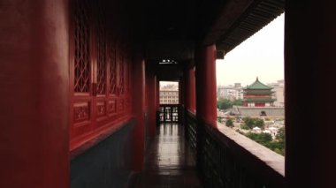 Xian, Çin için davul kuleden şehir bina ve çan kulesi görüntülemek.