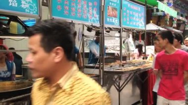 Xian, Çin için bir sokak gıda pazara göre insanlar yürümek.