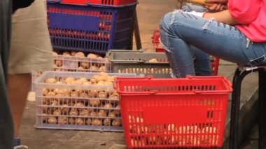 Xian, Çin için bir sokak gıda pazarında fındık genç Çinli Bayan keser.