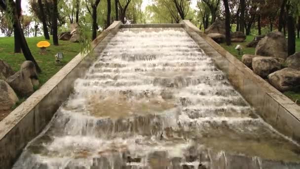 西安、中国の大唐芙蓉園の滝を表示します。. — ストック動画