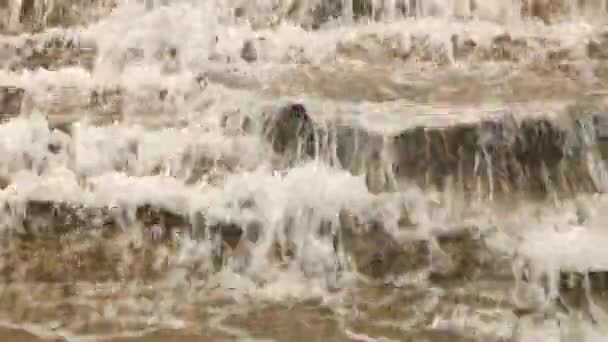 Vista a la cascada en el jardín Datang Furong en Xian, China . — Vídeo de stock