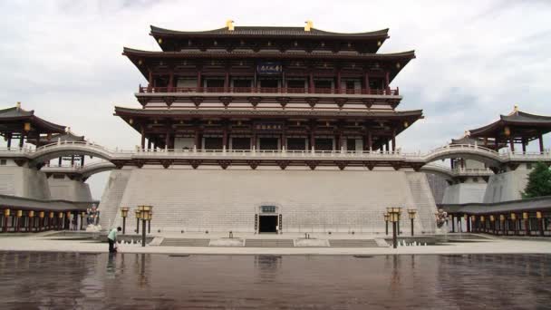 View to the traditional style building in the Datang Furong Garden in Xian, China. — Stock Video