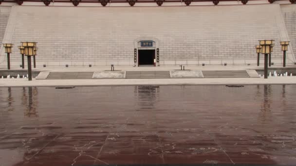 Blick auf das Gebäude im traditionellen Stil im Datang-Garten in Xian, China. — Stockvideo