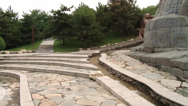 Blick auf den Wasserfall und das Denkmal im Datang-Garten in Xian, China. — Stockvideo