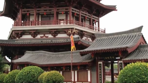 西安、中国の大唐芙蓉園の建物の伝統的なスタイルを表示します。. — ストック動画