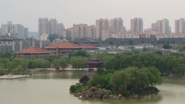 Vue sur la ville de Xian et le bâtiment de style traditionnel dans le jardin Datang Furong à Xian, en Chine . — Video