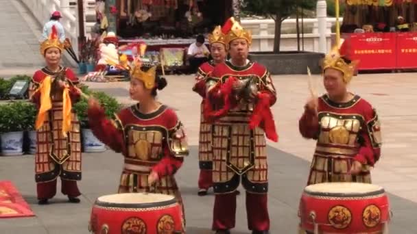 Люди играют на традиционных барабанных инструментах в саду Фан Фуронг в китайском городе Сиань . — стоковое видео