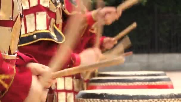 Люди грають традиційні барабан інструменти в Datang Furong сад в Сіань, Китай. — стокове відео