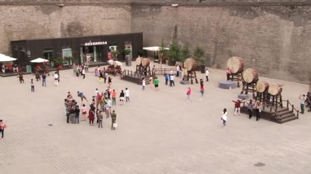 Menschen gehen am Platz vorbei und besuchen die große Mauer in Xian, China. — Stockvideo