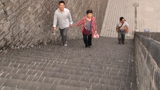 사람들 이동, 중국의 만리 장성을 방문 하는 위층. — 비디오