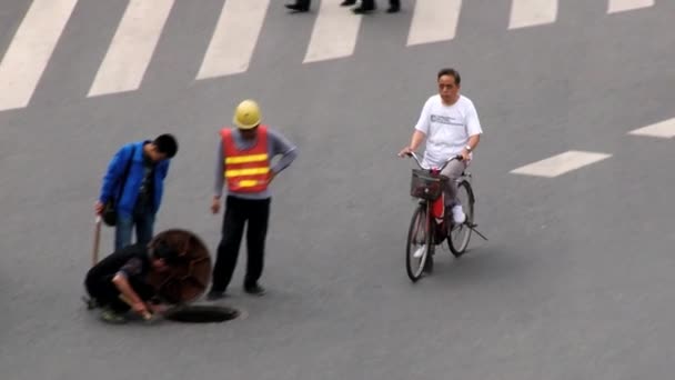 Люди роблять дорожні роботи на центральній площі міста Сіань, Китай. — стокове відео