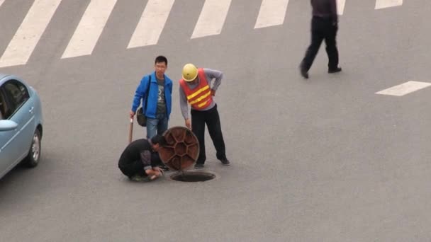 Ludzie robią roadwork na centralnym placu miasta Xian, Chiny. — Wideo stockowe