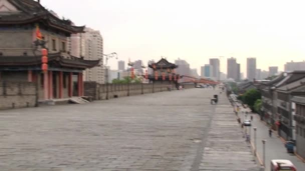 Uitzicht vanaf de grote muur naar de straat van de stad in Xian, China. — Stockvideo