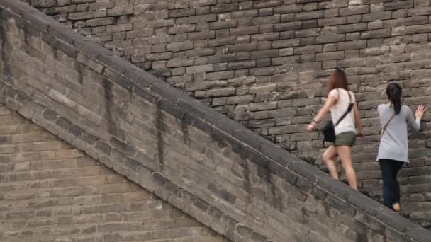 Les gens montent visiter la Grande Muraille à Xian, en Chine . — Video