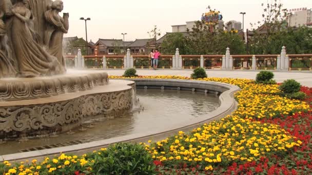 Екстер'єр фонтан на Huaqing Хот-Спрінгс в Сіань, Китай. — стокове відео