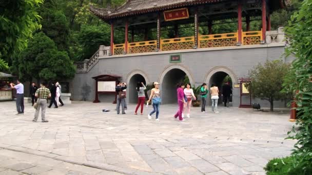 As pessoas visitam fontes termais de Huaqing em Xian, China . — Vídeo de Stock