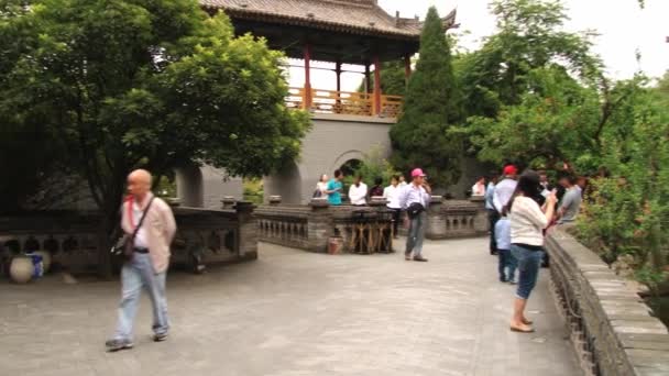 Ludzie odwiedzają Huaqing hot springs w Xian, Chiny. — Wideo stockowe