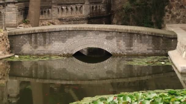 Uitzicht op de vijver en het paviljoen op de Huaqing warmwaterbronnen in Xian, China. — Stockvideo