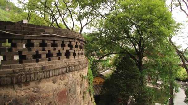 Les touristes visitent les sources chaudes de Huaqing à Xian, en Chine . — Video