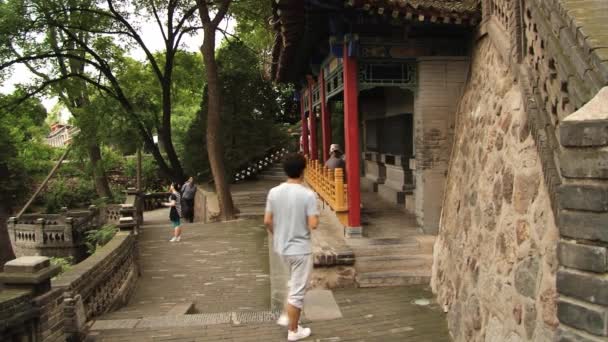 Turistas visitam fontes termais de Huaqing em Xian, China . — Vídeo de Stock