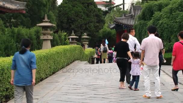 Touristen besuchen Huaqing heiße Quellen in Xian, China. — Stockvideo