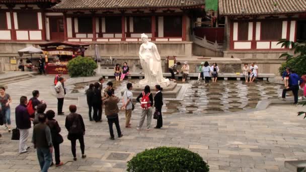 Туристи відвідують Huaqing гарячі джерела в Сіань, Китай. — стокове відео
