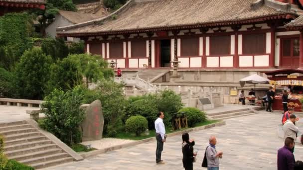 관광객 방문, 중국의 화 칭 온천. — 비디오