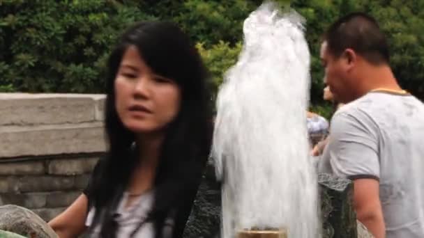 As pessoas lavam as mãos na água das fontes termais de Huaqing em Xian, China . — Vídeo de Stock