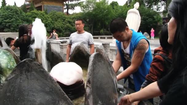 Menschen waschen sich die Hände in der Huaqing heißen Quellen Wasser in xian, China. — Stockvideo